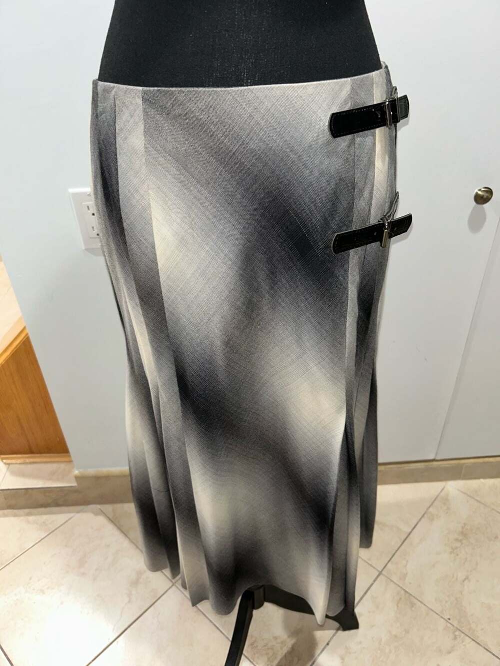 Anne Klein Skirt Size 4 Grey Black Plaid Wool Buckle Long